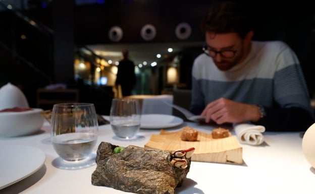 El percebe, uno de los snacks del menú, alude a 'La Romería' de Galicia.