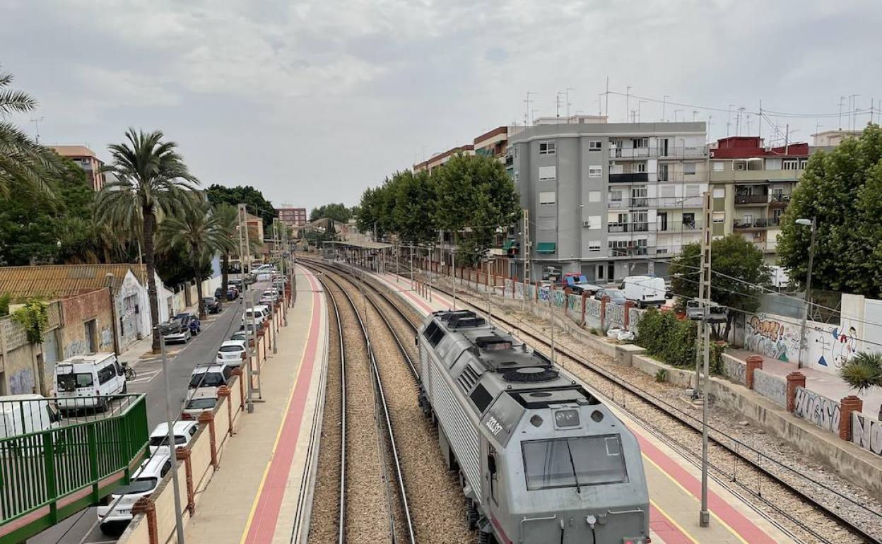 Un tren llega a la estación de Alfafar. 