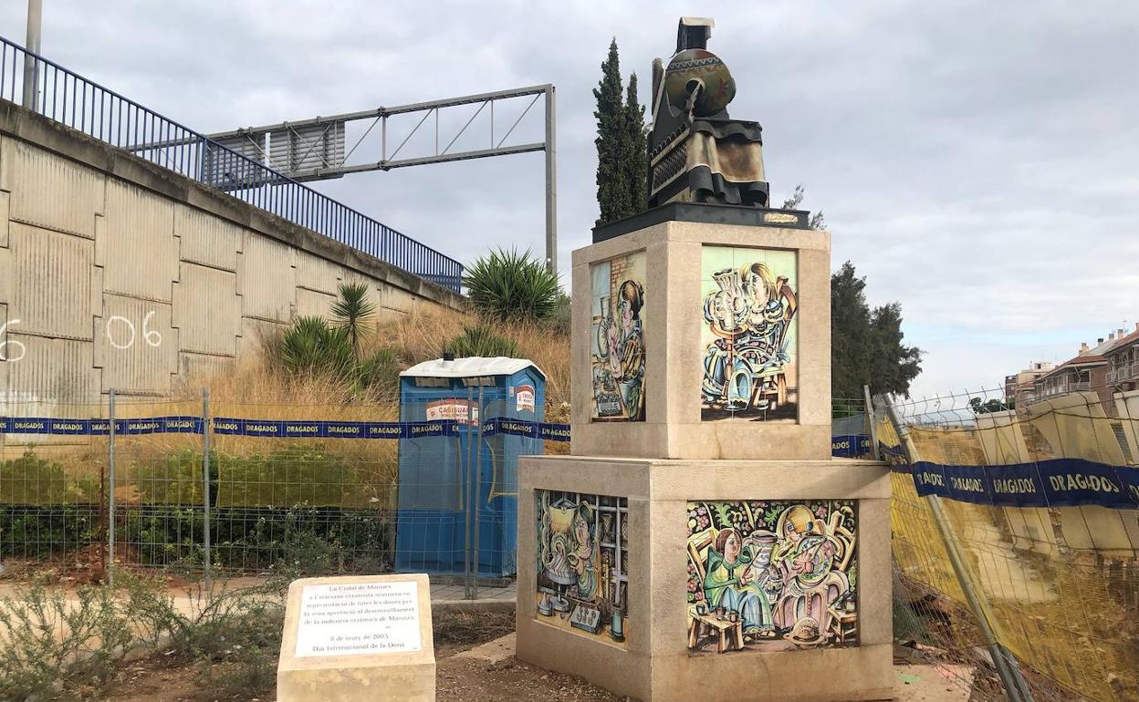 La escultura de Manises junto a las obras. 