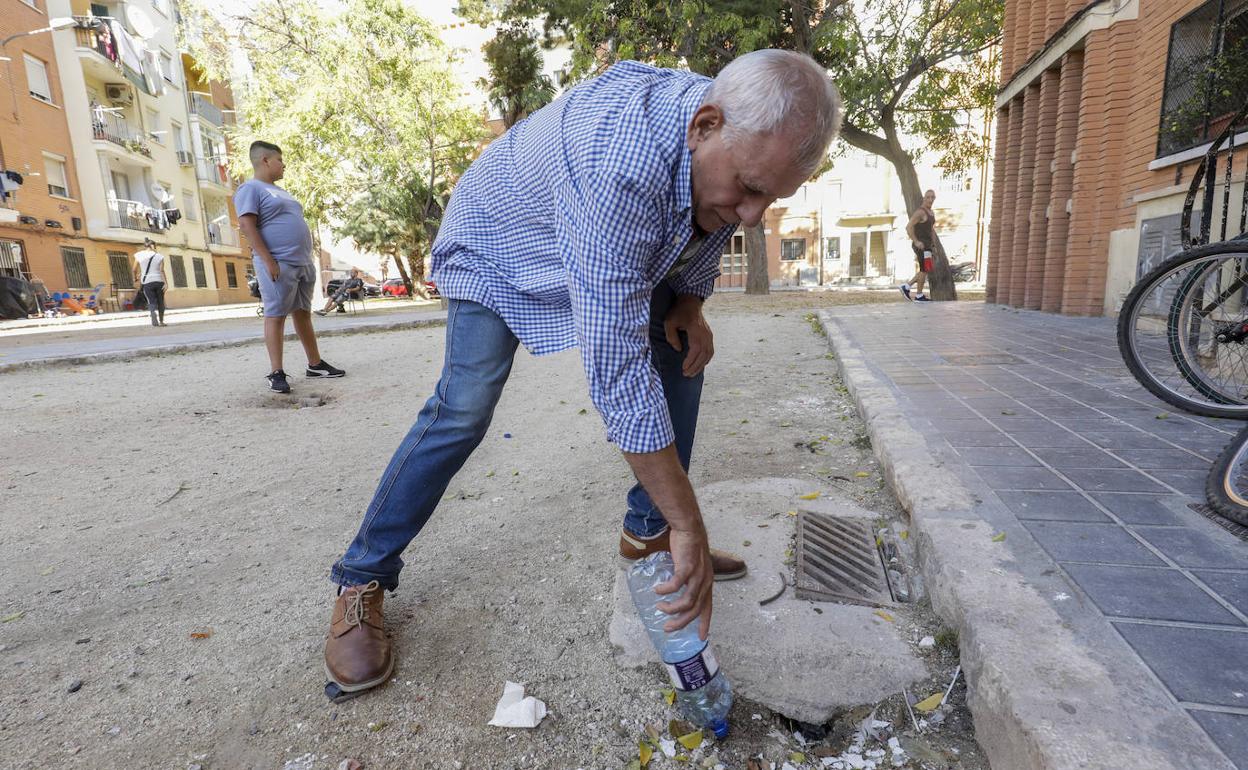 El presidente de los vecinos de la Fuensanta muestra una madriguera de ratas en el barrio.