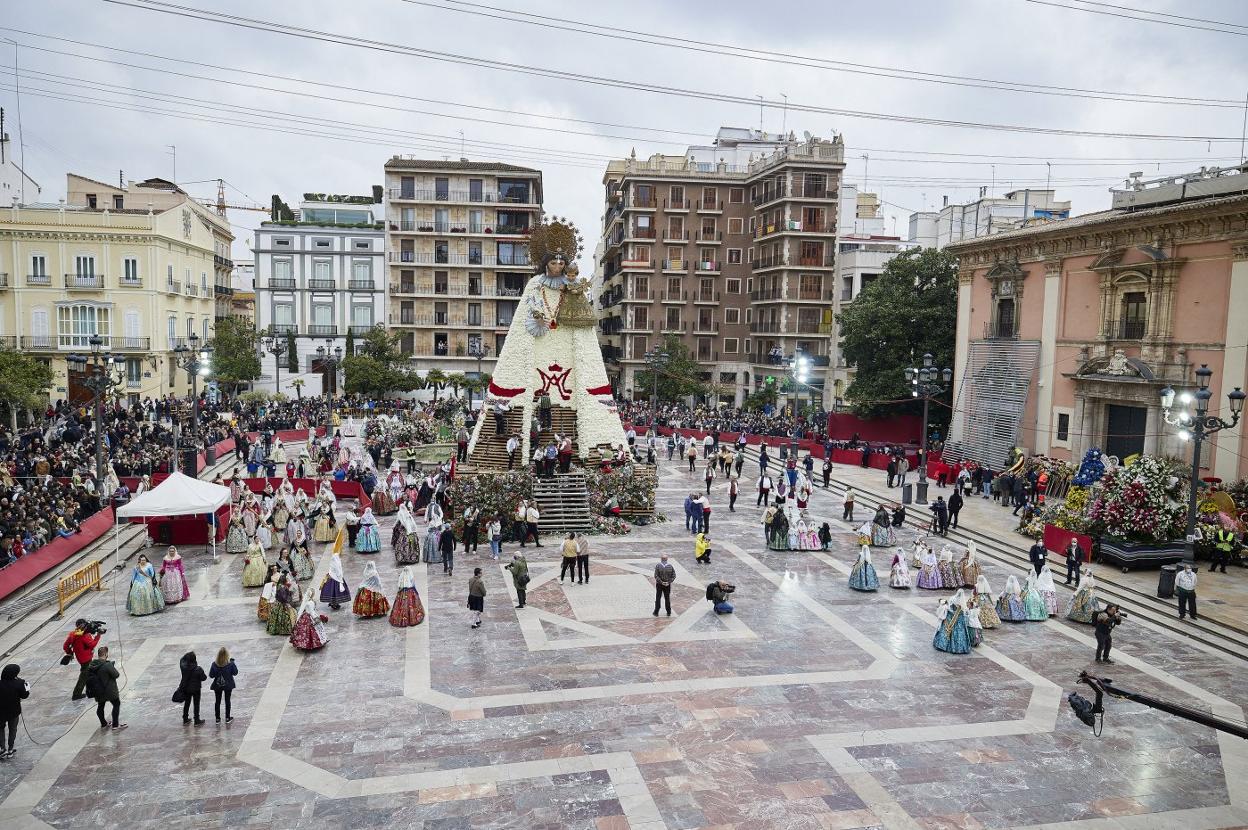 Decenas de falleros pasan frente a la Mare de Déu en la Ofrenda de este año. 