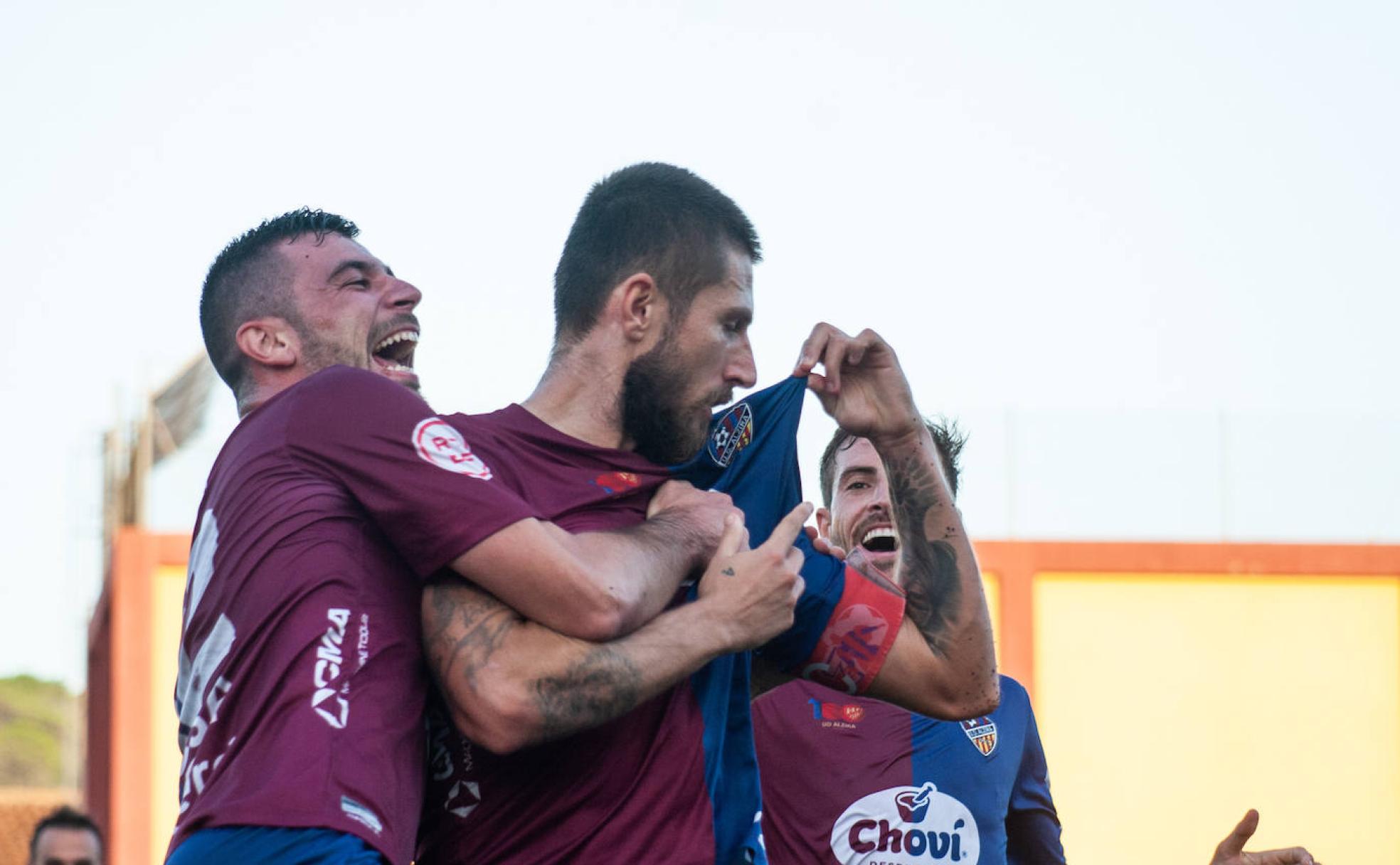 Kaiser celebra un gol besándose el escudo. 