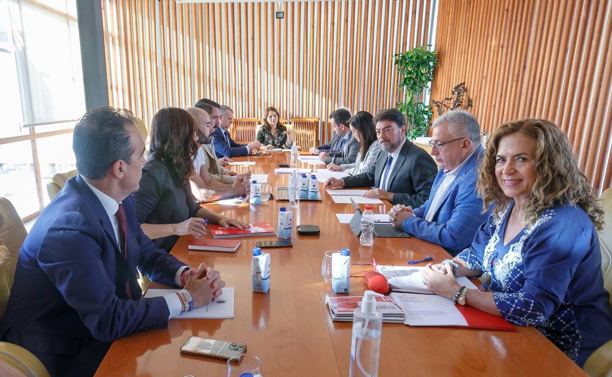 Imagen de la reunión de este viernes, con María Dolores Padilla, subdirectora del principal, a la derecha. 