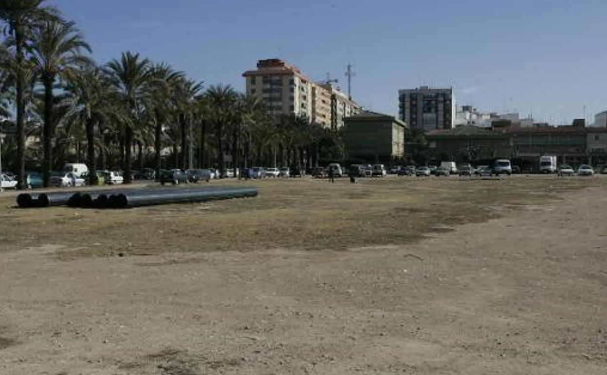 Terrenos donde se ubicará el Palacio de Justicia y al fondo el colegio Alborxí. 