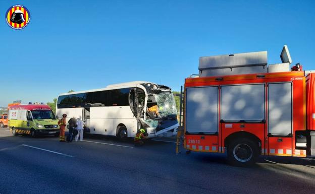 Imagen principal - Accidente A-7 en Beneixida | 18 heridos tras el choque entre un autobús y un camión en la A-7 a la altura de Beneixida