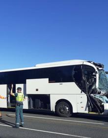 Imagen secundaria 2 - Accidente A-7 en Beneixida | 18 heridos tras el choque entre un autobús y un camión en la A-7 a la altura de Beneixida