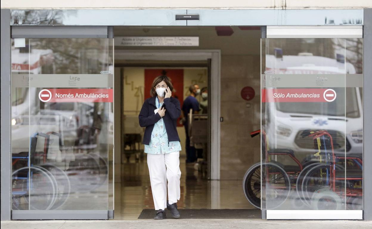 Una sanitaria en La Fe de Valencia. 