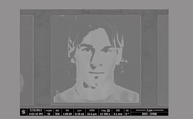 Messi a escala nanométrica. El Laboratorio de Micro y Nanoelectrónica del Bicentenario del INTI (CMNB) logró la imagen a escala nanométrica más pequeña del rostro de Messi, diez veces menor al grosor de un cabello. Mide 10 por 10 micrómetros con un espesor de 50 nanómetros.
