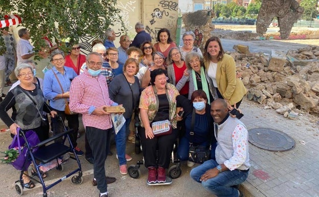 La vicealcaldesa de Valencia, Sandra Gómez, junto a vecinos de Orriols. 