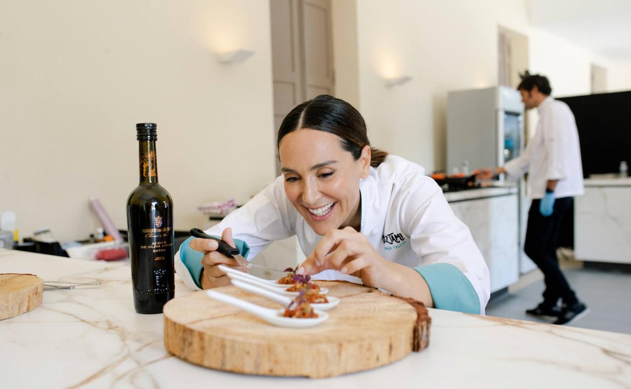 Tamara Falcó, cocinando sobre una de las piezas de Porcelanosa, de la que es imagen.