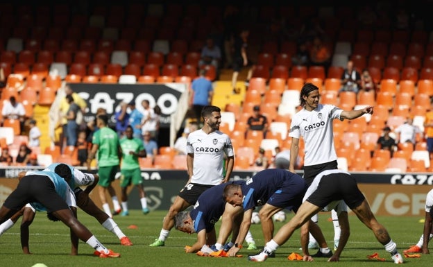 Cavani, junto a sus compañeros antes del choque en Mestalla ante e Elche.