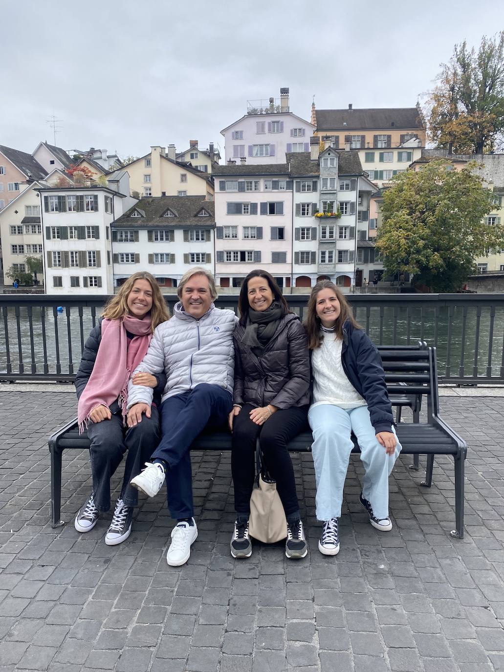 Toni Jordán y Beatriz Maset con sus hijas, Paula y Beatriz, en Suiza.