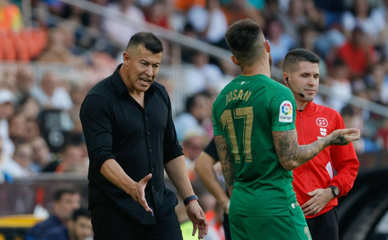 Almirón da indicaciones al jugador franjiverde Josan Fernández en Mestalla. 