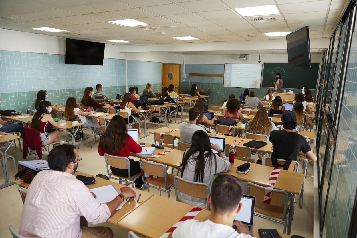 Alumnos en una clase de la Universidad Católica.