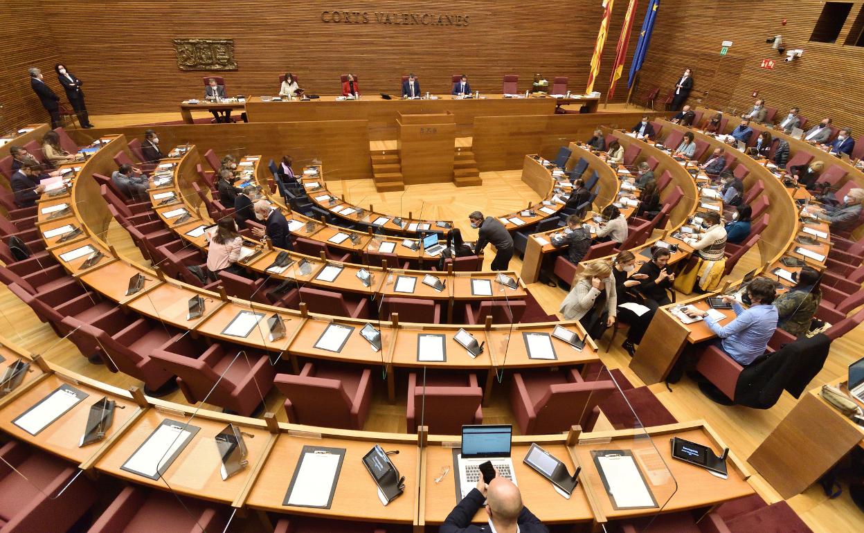 El tripartito mantiene en la nevera de Les Corts una treintena de iniciativas