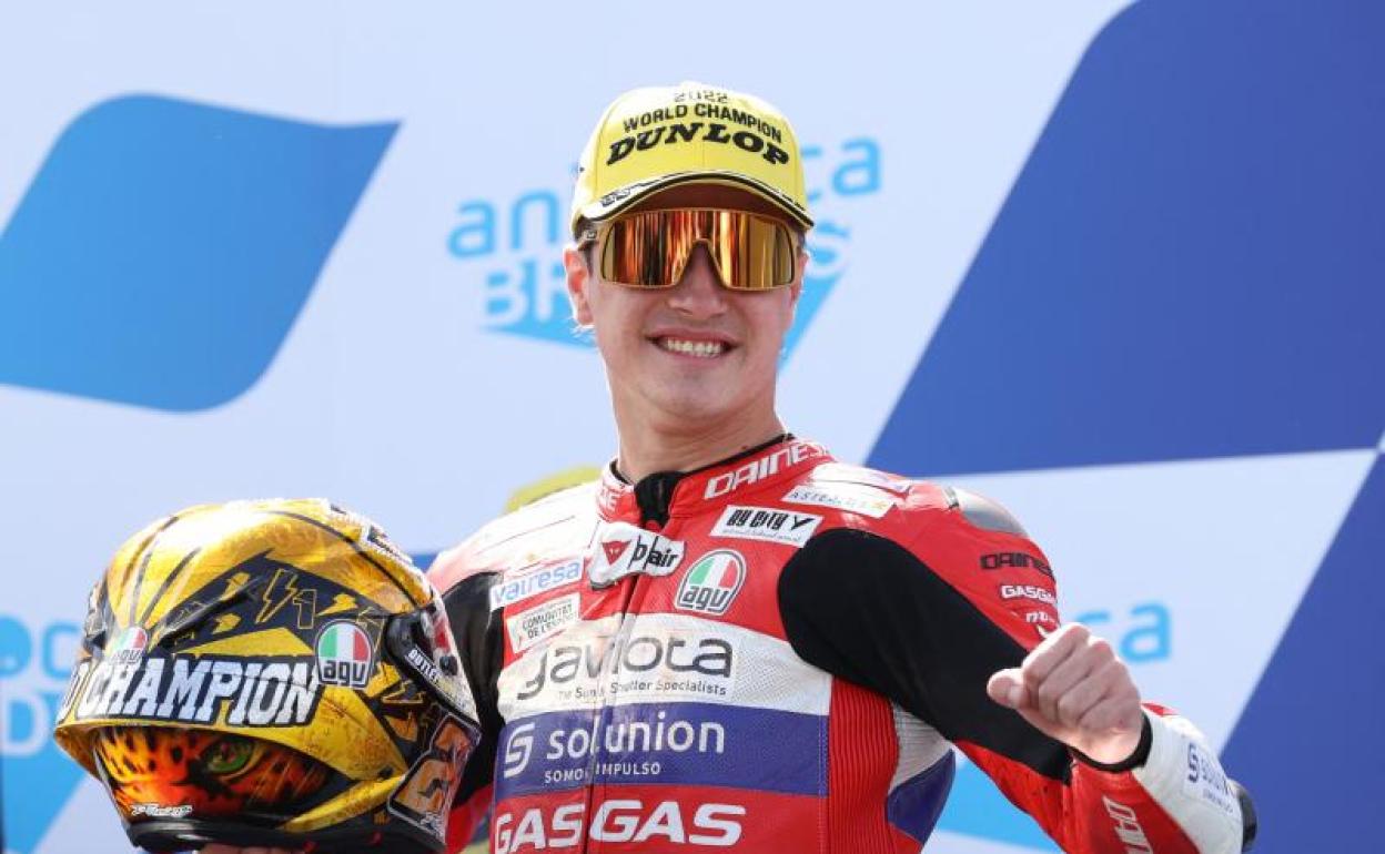 Guevara, en el podio de Phillip Island tras ser campeón del mundo de Moto3. 