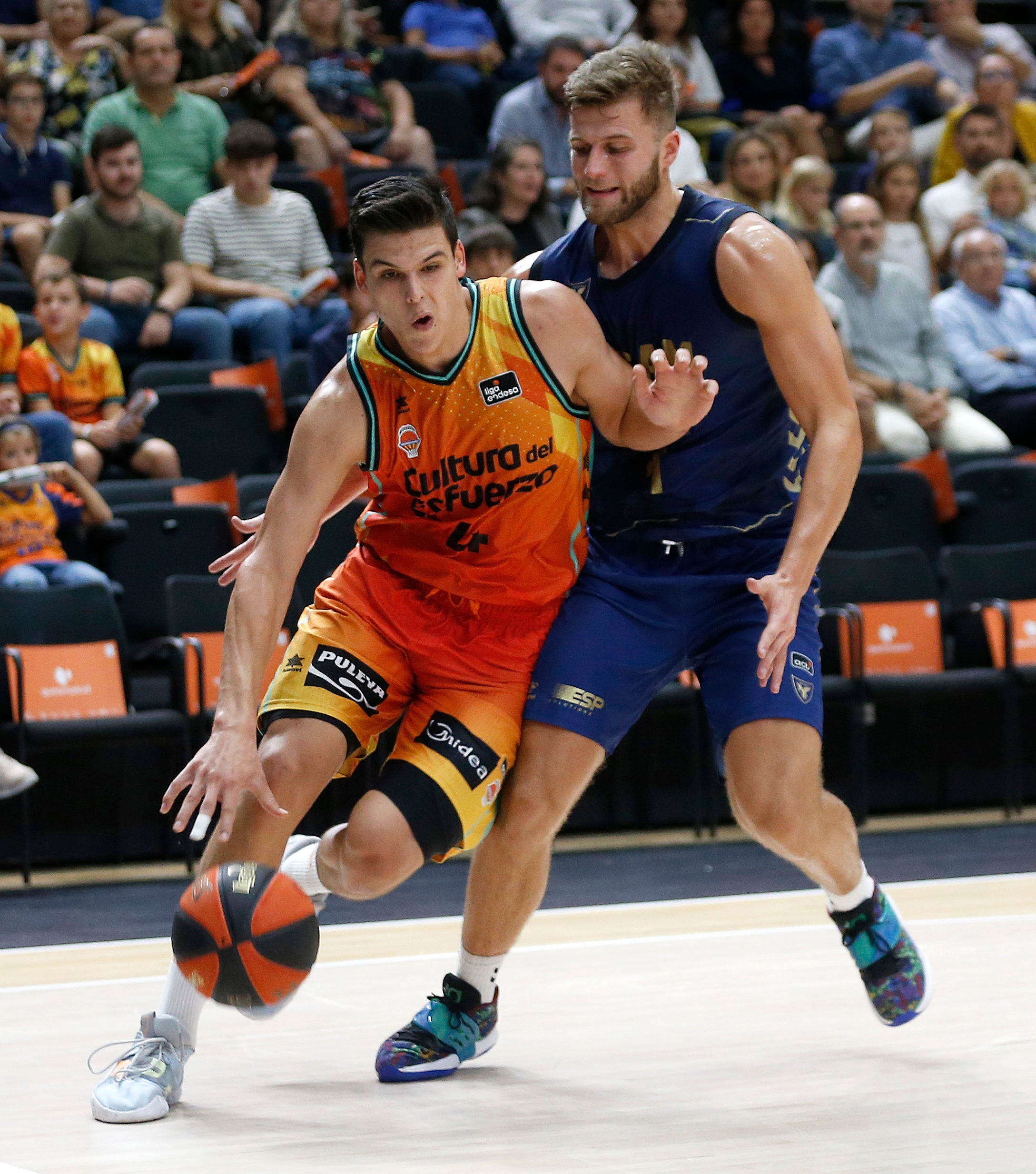 Pradilla intenta una acción a canasta. 