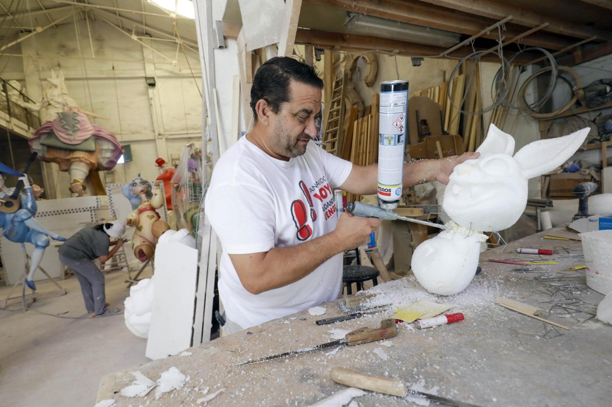 Artistas. Ximo Esteve, en su taller de la Ciudad del Artista Fallera, la pasada semana.