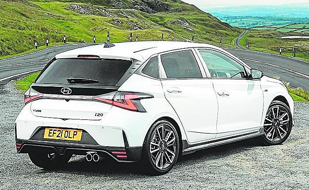 El i20 presenta un diseño agresivo en la trasera.