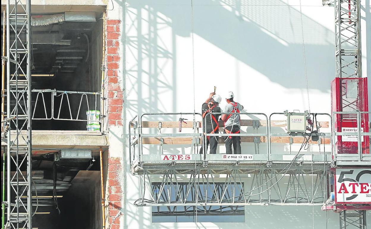 Trabajadores en un edificio en construcción. 