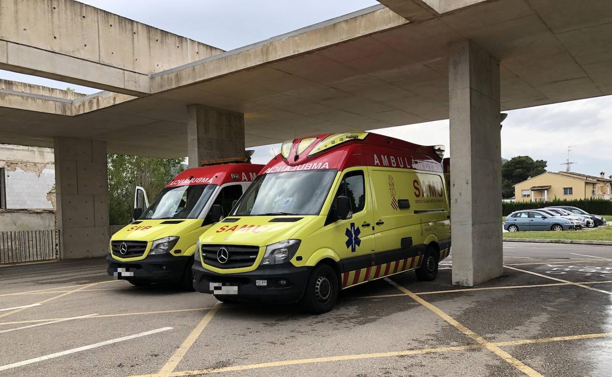 Dos ambulancias a su llegada al Hospital de Dénia. 