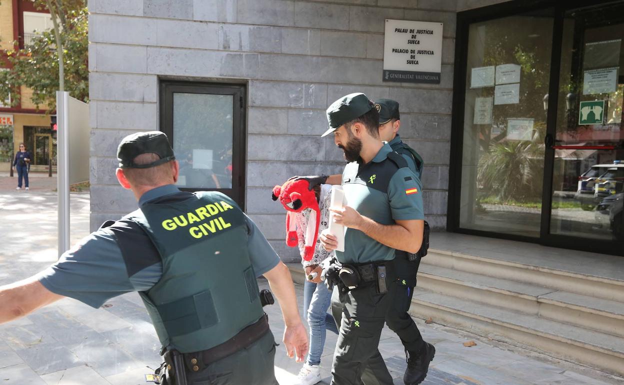 La joven acusada del crimen, a la salida del juzgado de Sueca. 