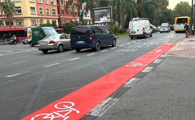 Carril bici de Fernando el Católico, de nuevo con color rojo. 