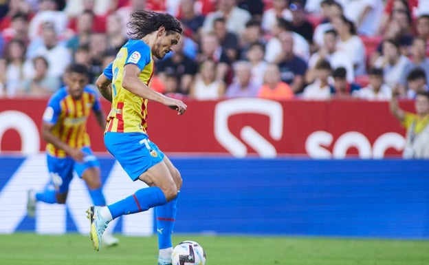 Edinson Cavani controla el esférico durante el encuentro en Sevilla. 