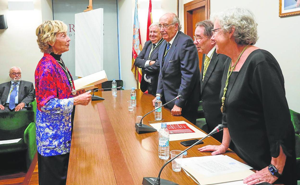 La artista recibe el homenaje de la Real Academia de San Carlos, de la que ya es académica correspondiente tras su ingreso en la centenaria institución. 