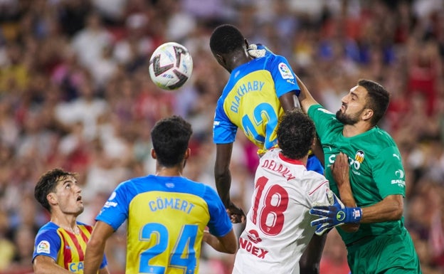 Mamardashvili realizó grandes paradas, en la fotografía, despeja un balón ante la presión de un rival. 