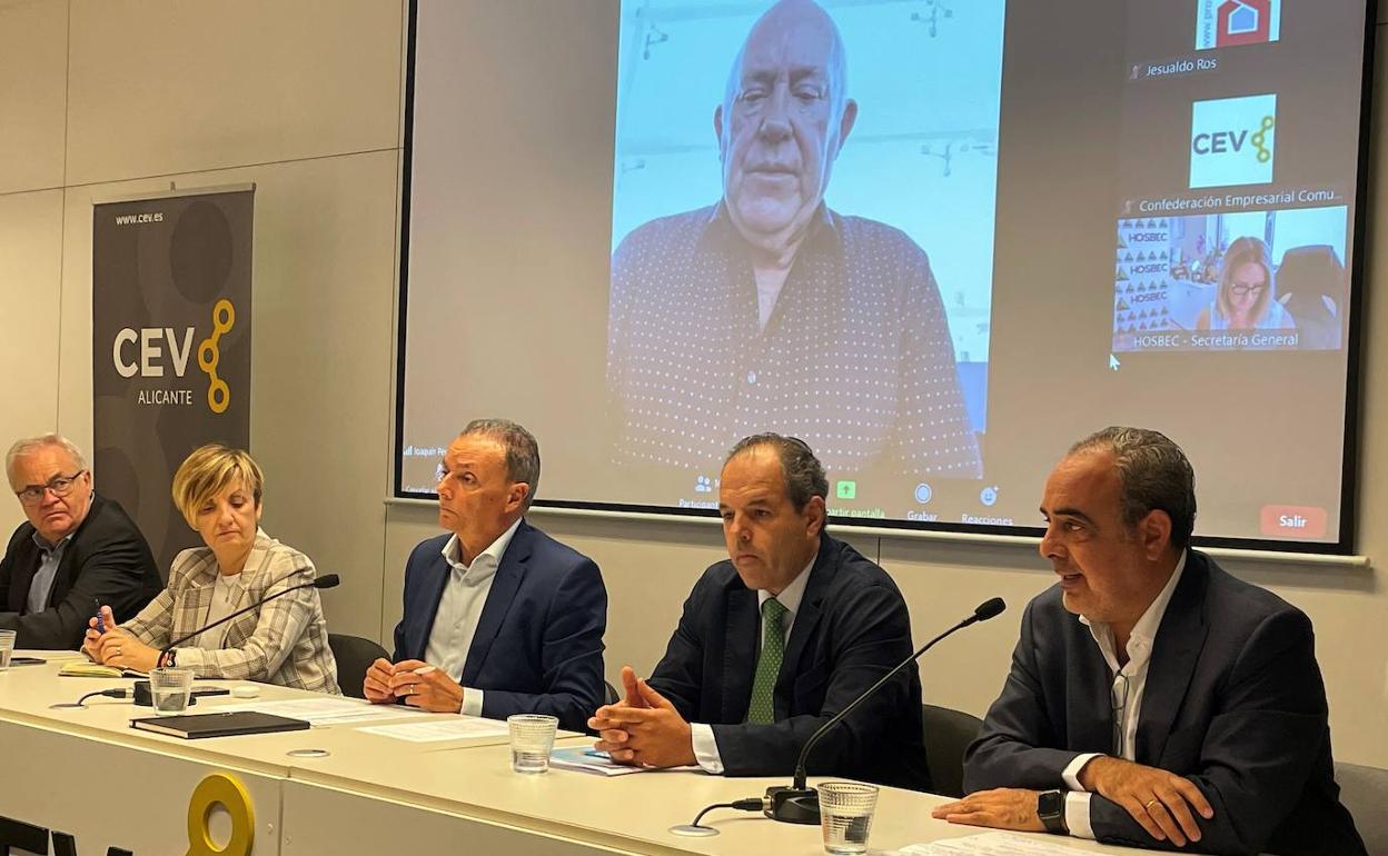 La rueda de prensa conjunta de CEV, Cámara Alicante e Ineca. 