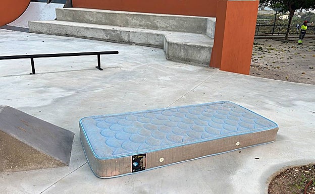 El colchón que han abandonado en esta zona. 