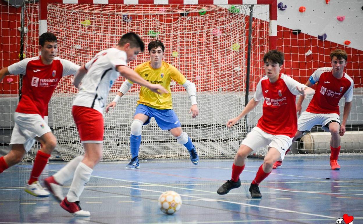 El equipo del Paidos defendiendo ante el ataque de su rival. 