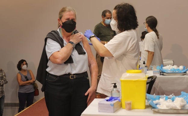 Personal sanitario inmuniza a los facultativos en el Colegio de Médicos de Valencia.