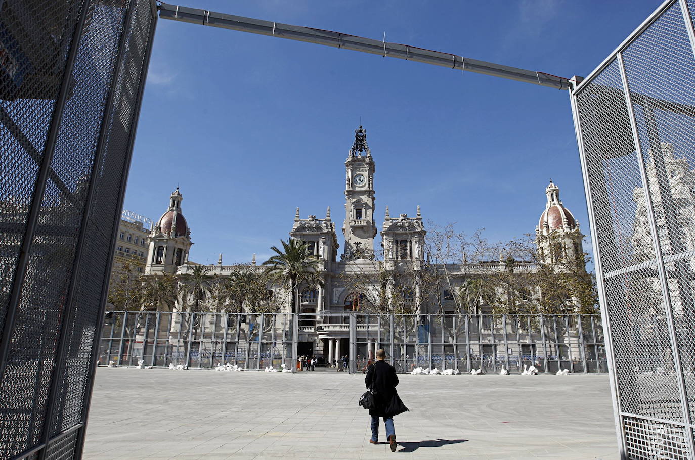 La plaza del Ayuntamiento de Valencia ha sido huerto, explanada, tortada, lugar de fiesta, exposición, pólvora y diversión, de San Francisco a Emilio Castelar. Su historia y sus cambios han marcado el resto de la ciudad.