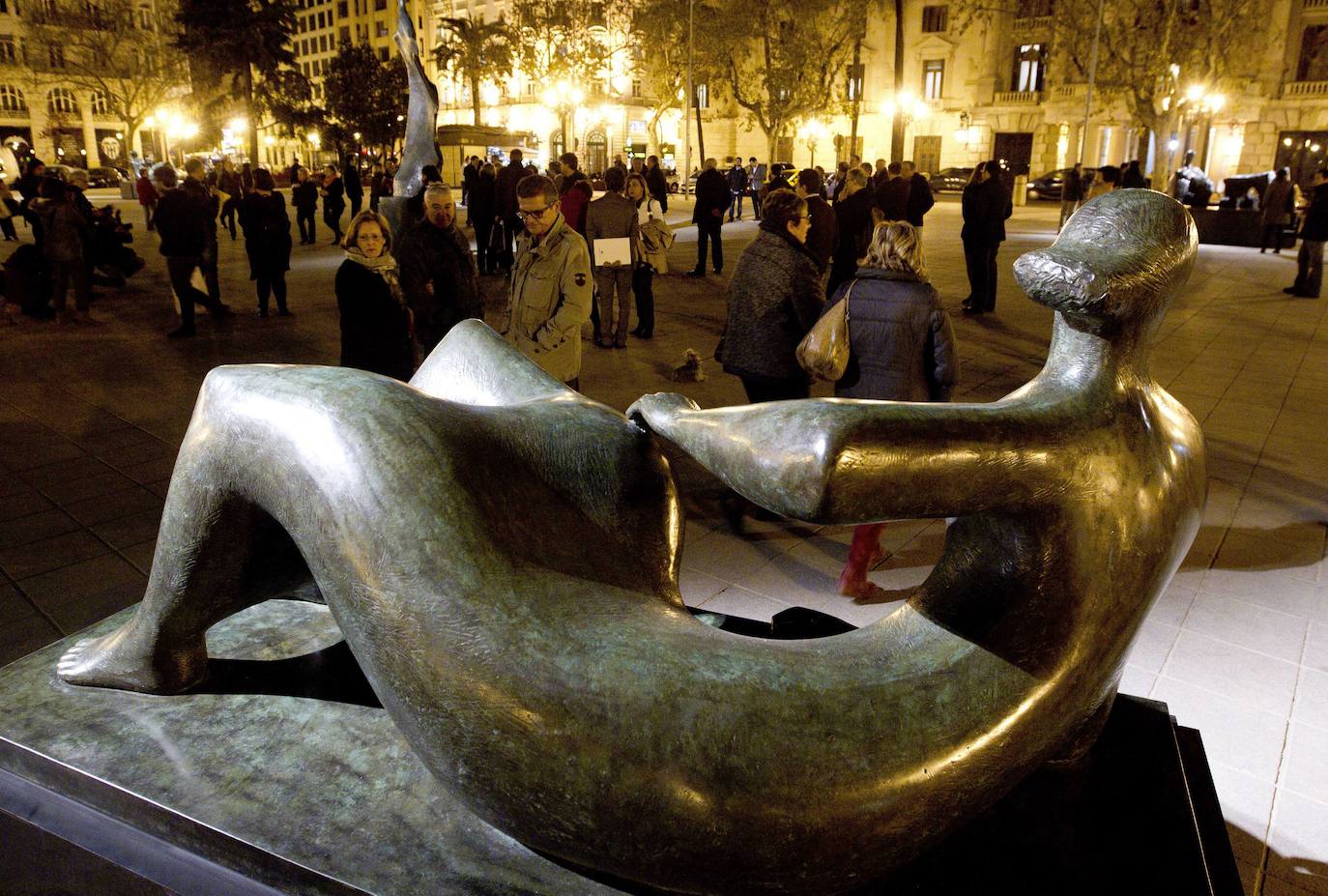 En 2014 varias estatuas de Henry Moore lucieron e el centro de la plaza.