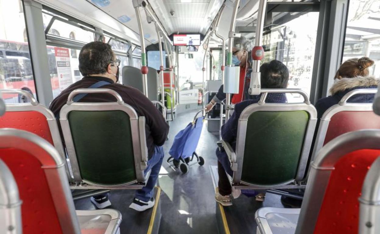 Usuarios de la EMT en un autobús de la empresa .