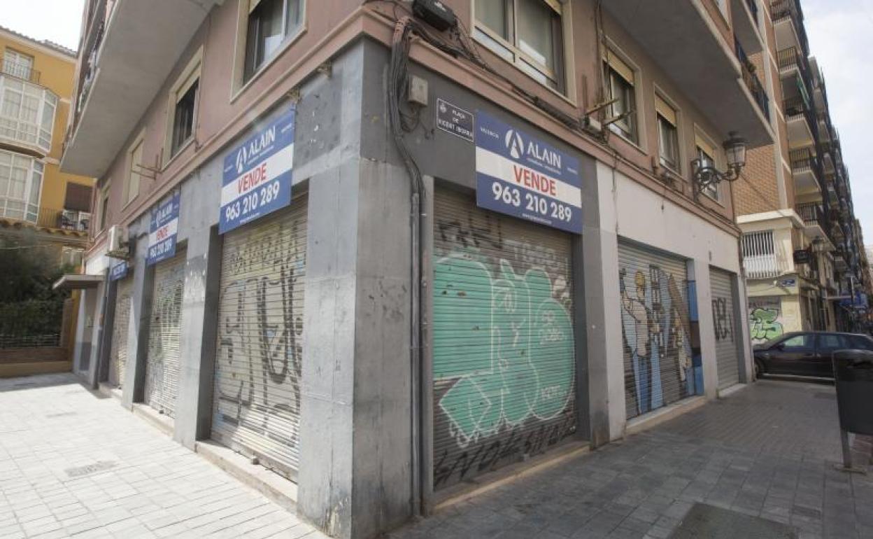 Un local comercial cerrado, en el centro de Valencia. 