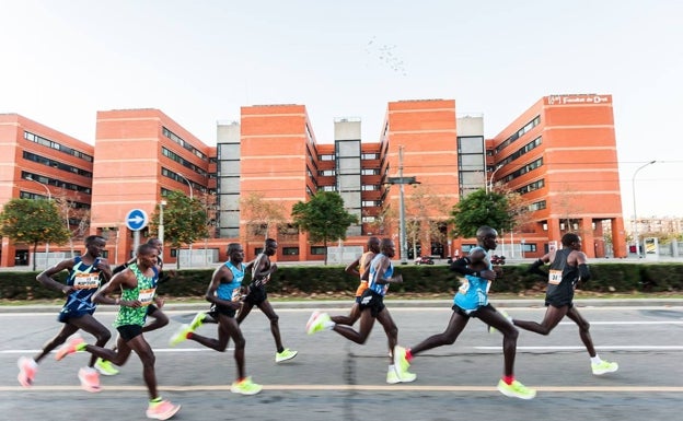 La Avenida Tarongers se convierte en el epicentro del medio maratón. 