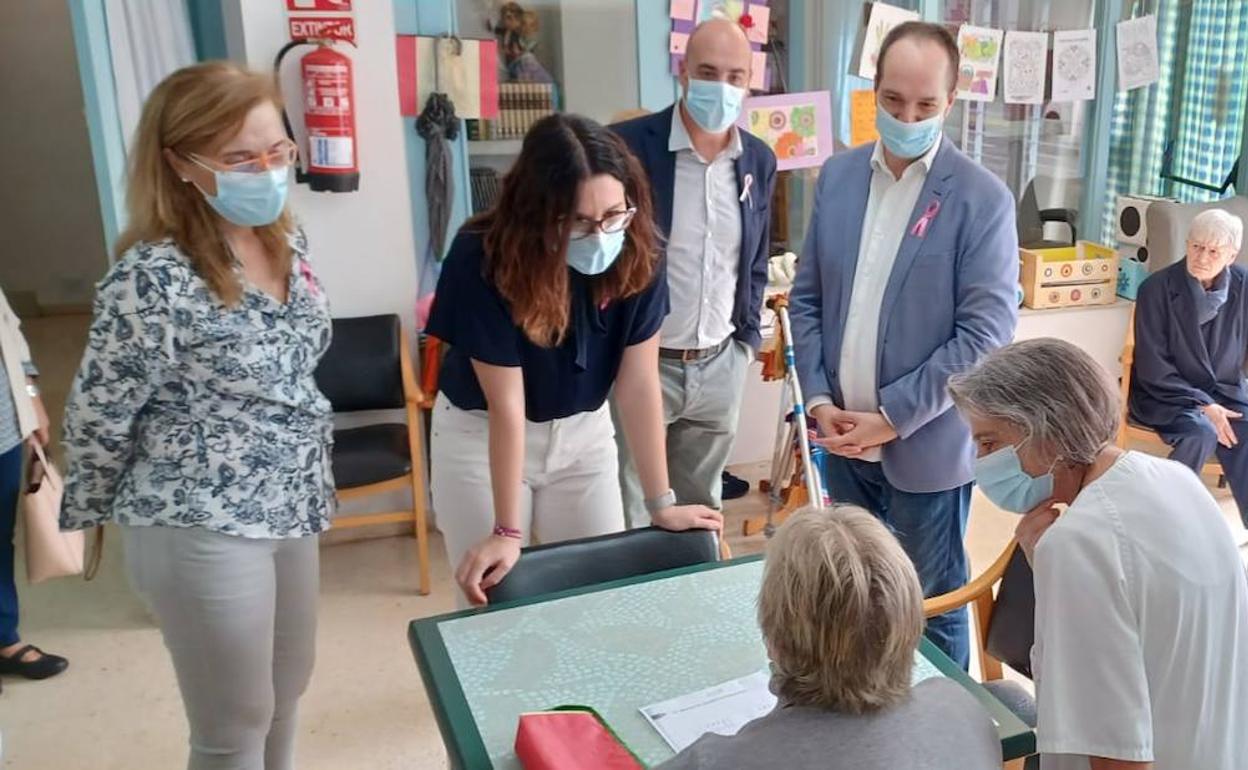 la consellera Aitana Mas, con el alcalde, Guillermo Luján, en su visita al municipio. 