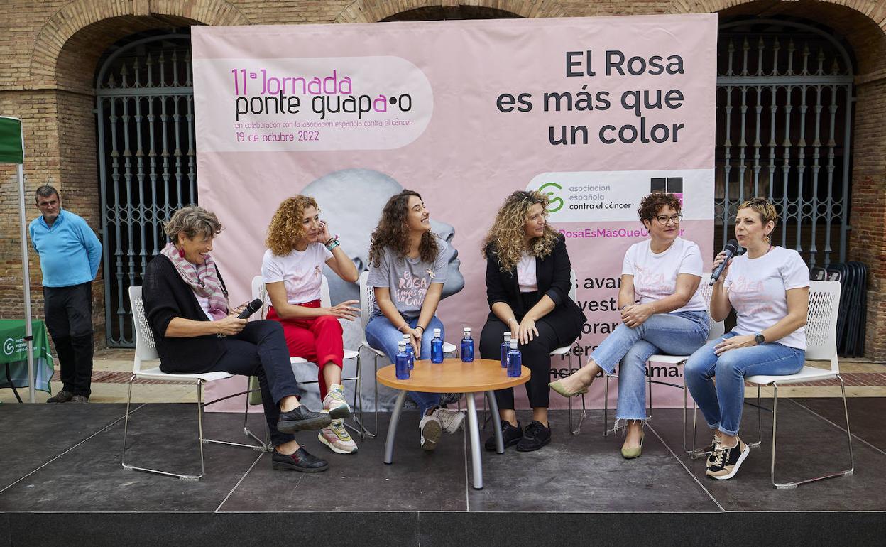 Supervivientes de cáncer de mama en un acto organizado por la Asociación Española Contra el Cáncer en Valencia.