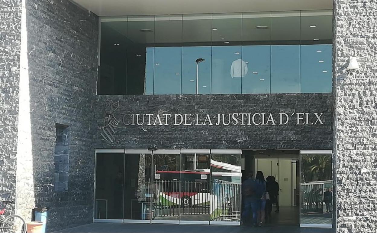 Elche: La jueza también ha condenado a la madre a un año de prisión por un delito de malos tratos | Condenado el asesino de un bebé de siete meses a prisión permanente revisable en Elche