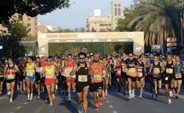 ¿Quién es el corredor español de la Medio Maraton de Valencia 2022 con mejor marca?