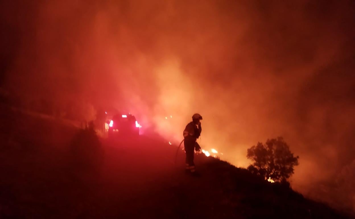 Un bombero trabaja en la extinción de las llamas del incendio de Bejís. 