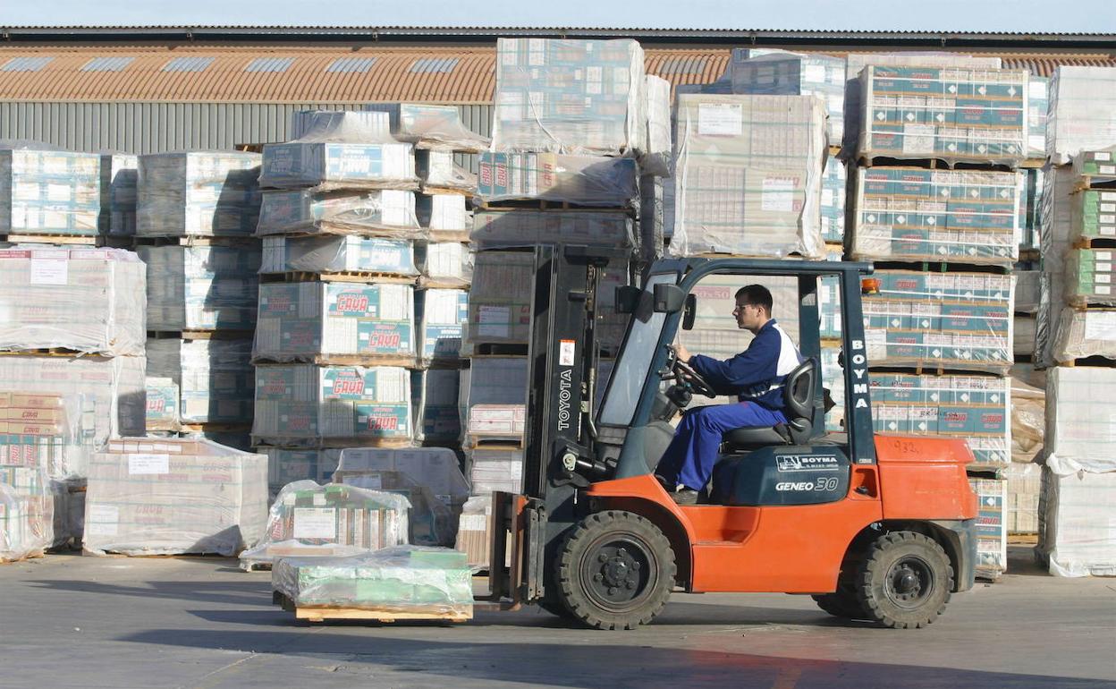 Un trabajador de una azulejera. 