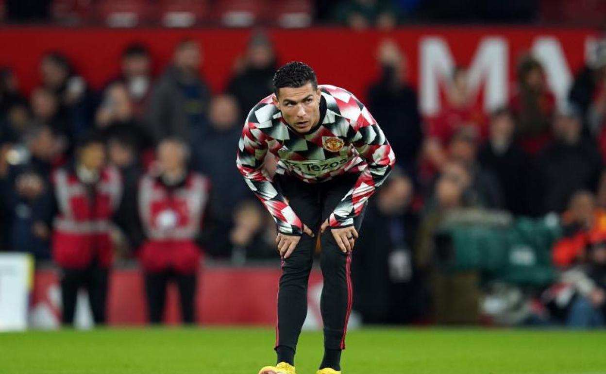 Cristiano Ronaldo, el miércoles, calienta en Old Trafford. 