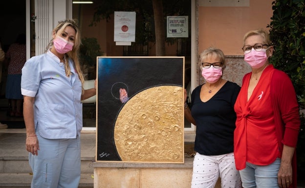 Rosa Martínez, ganadora del concurso benéfico, con las representantes de Valentes i Positives. 