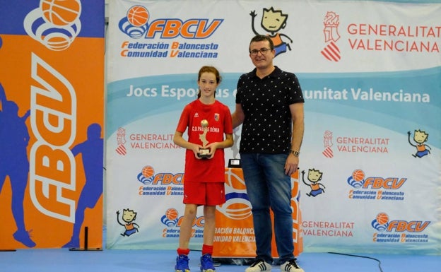 Irene Negre, con su trofeo como MVP de la final , junto al edil de Deportes de Dénia. 