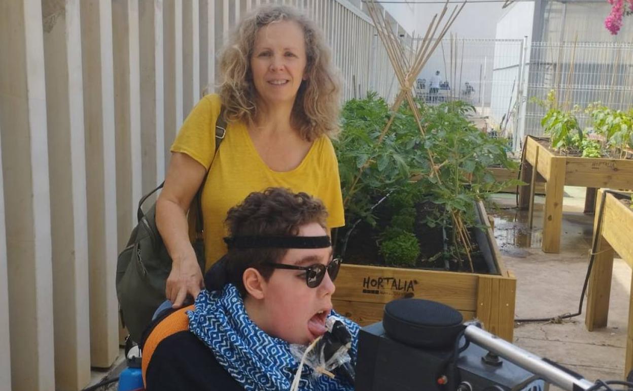 El joven, Miguel Camacho, con su madre Gador en el instituto. 