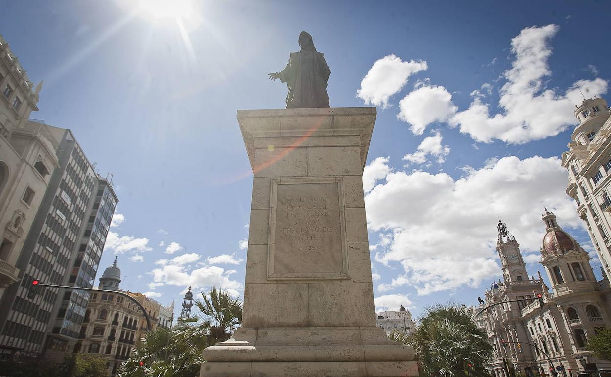 La escultura dedicada a Francesc de Vinatea en la plaza del Ayuntamiento. 